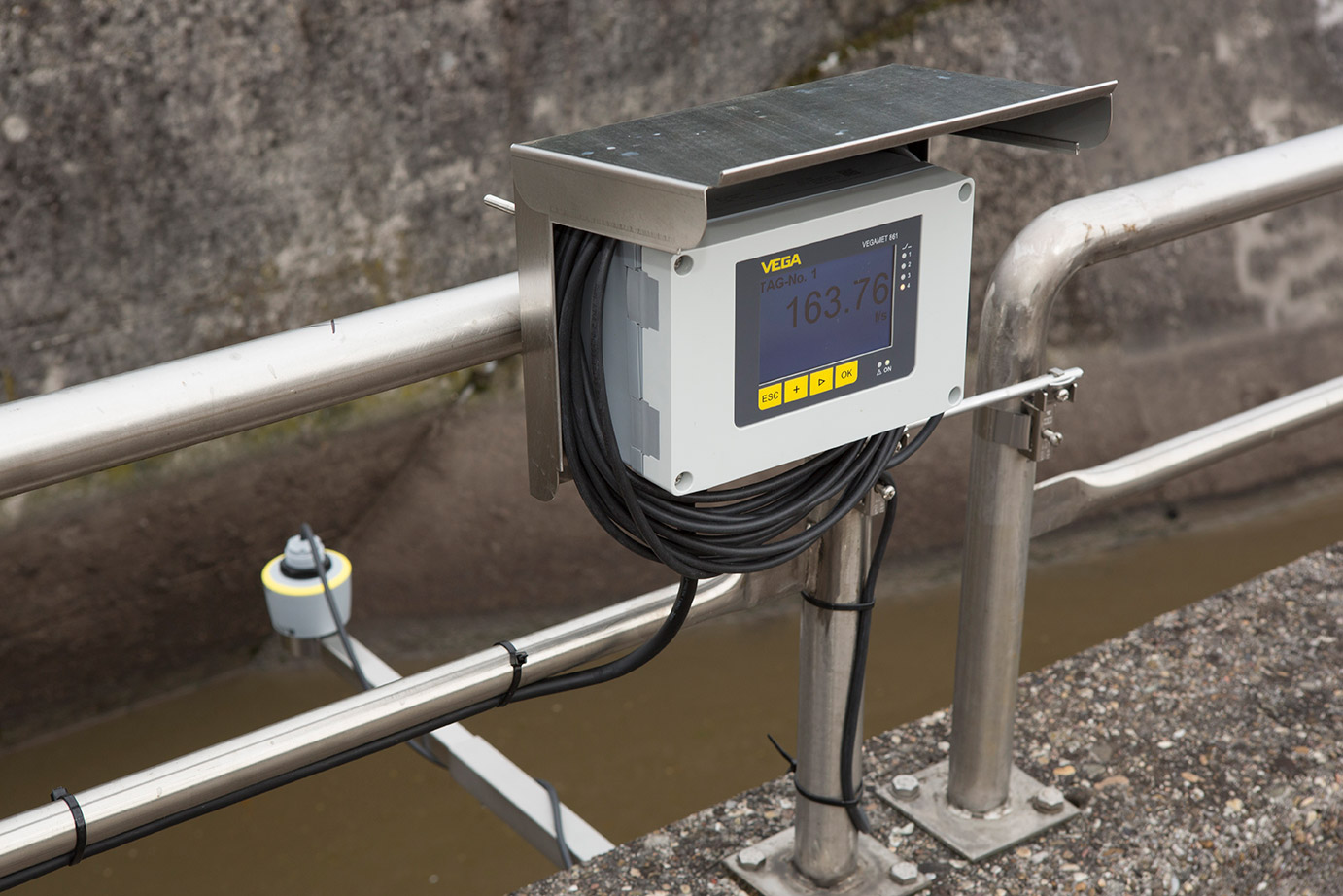 New compact radar level instruments defy buildup to deliver reliable measurement